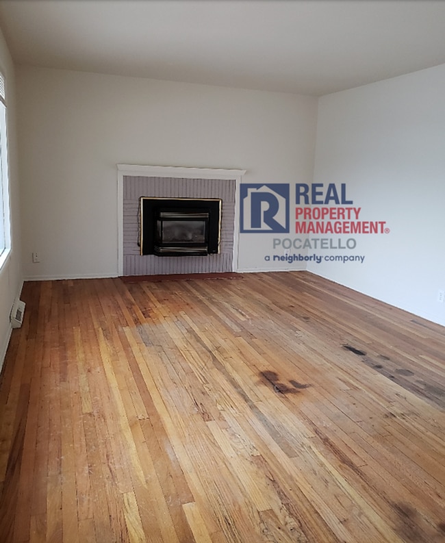 Building Photo - 3 Bedroom 1 Bath Home - 1 car garage - PET...