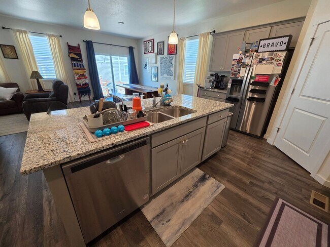 Building Photo - Beautiful Newer Build 3 Bedroom Home in Be...
