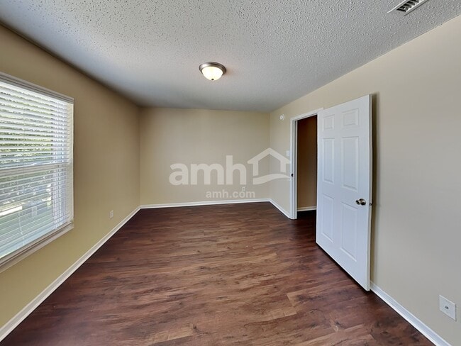 Building Photo - 489 Bourneside Dr