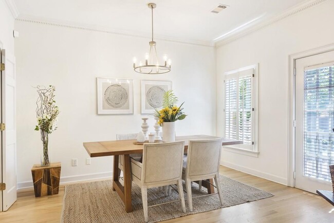 Building Photo - 305 Ansley Villa Dr NE