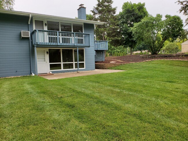 Building Photo - 413 Riverview Dr