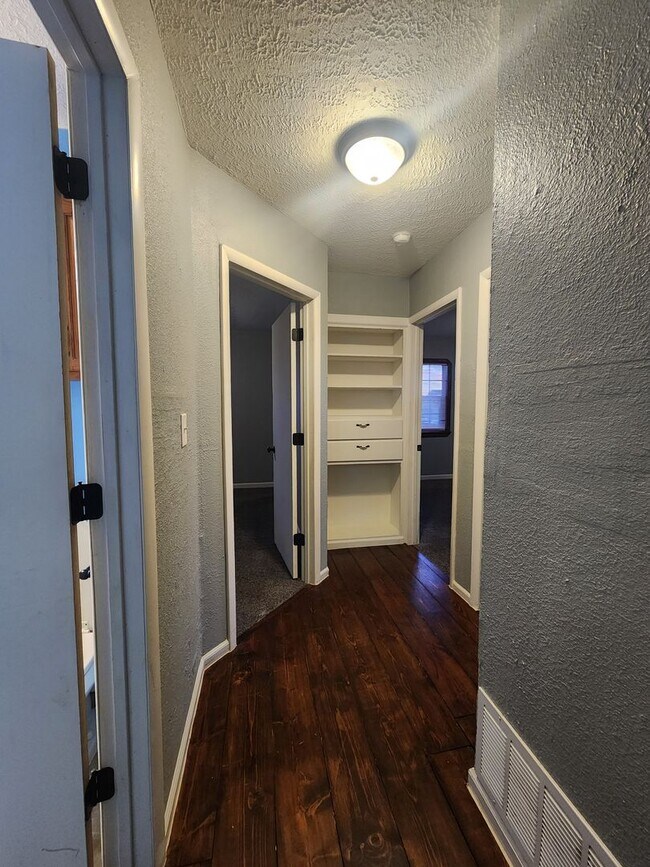 Building Photo - 3 Bedroom Home in Shawnee