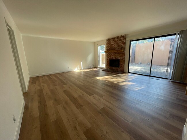 Building Photo - 5 bedroom Pet Friendly remodeled home in P...