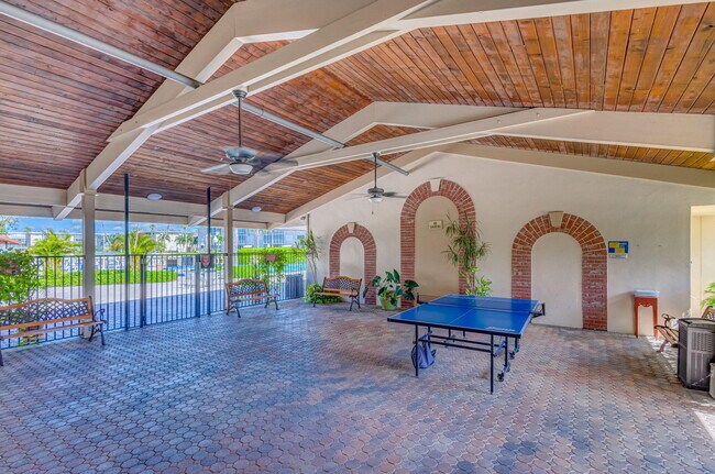 Building Photo - 2812 Garden Dr S