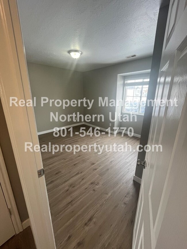 Building Photo - 6 Bed 3.5 Bath Rambler Home in Layton