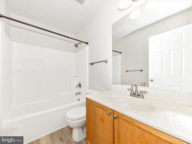 Building Photo - 2103 Paxton Terrace