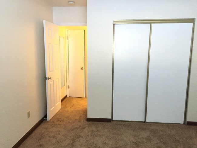 Building Photo - 2 Bed 1 Bath First Floor Corner Unit Manha...