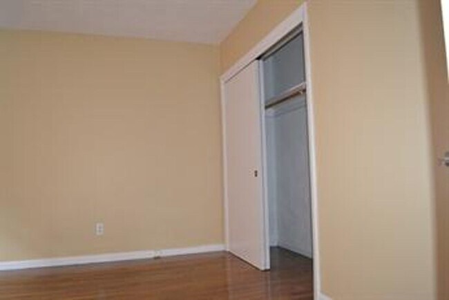 Building Photo - Close to everything West Roxbury offers! Bright 2-bedroom condo for rent!