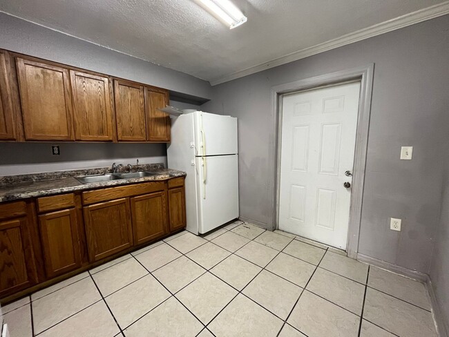 Building Photo - Cozy home located in Lakeland