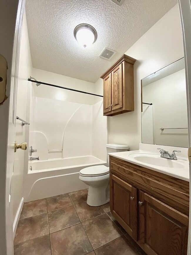 Building Photo - Desirable Saltillo Neighborhood