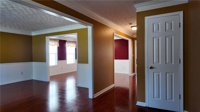 Building Photo - 2760 Rusticwood Dr SW