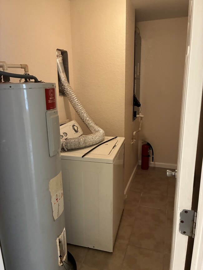 Building Photo - 6039 E Adams St