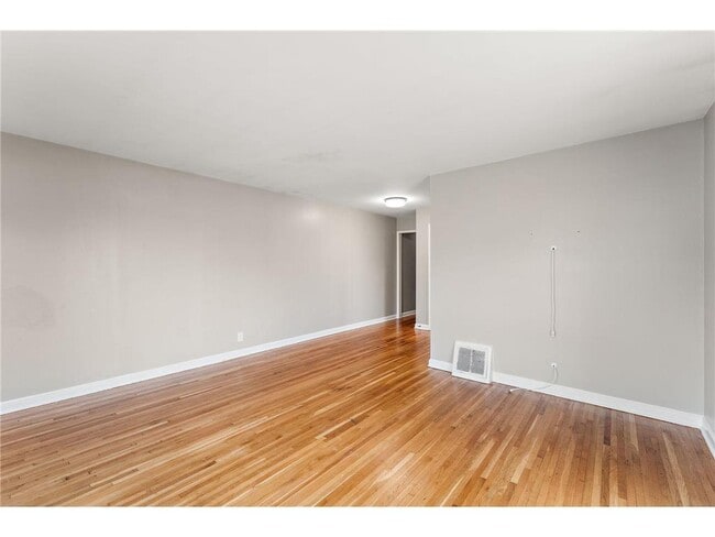 Building Photo - 1408 Lake St NE