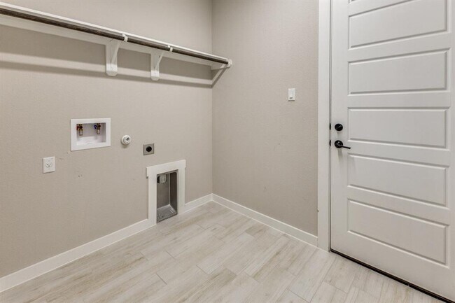 Building Photo - 1410 Sawmill Xing