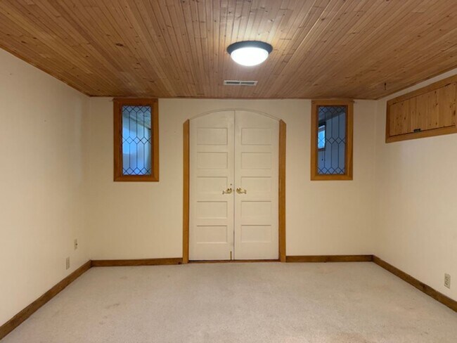 Building Photo - House For Lease