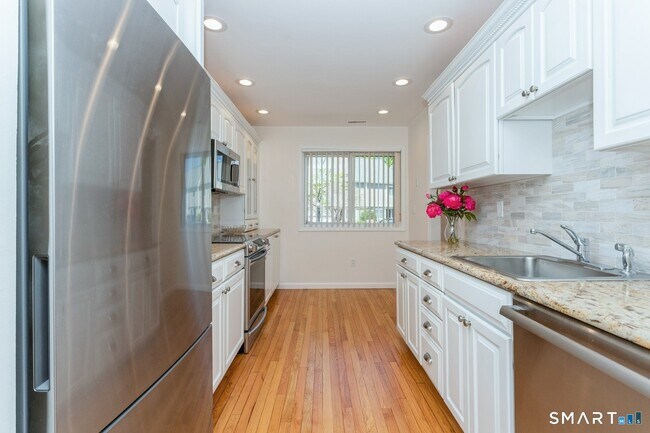 Building Photo - 33 Strathmore Ln