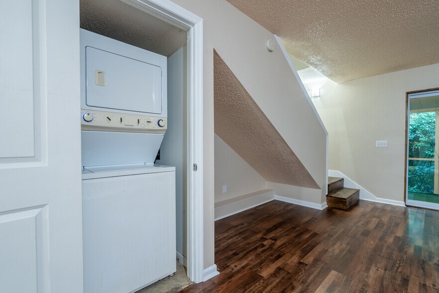 Washing and Dryer - 1023 NE 2nd St