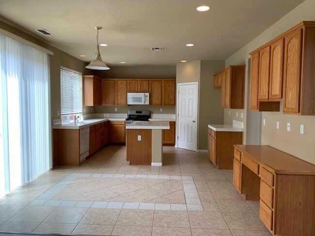 Building Photo - Big, Beautiful, Two Story Home in North Natomas