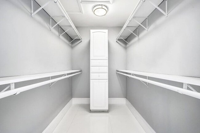 Building Photo - 417 N Country Club Dr