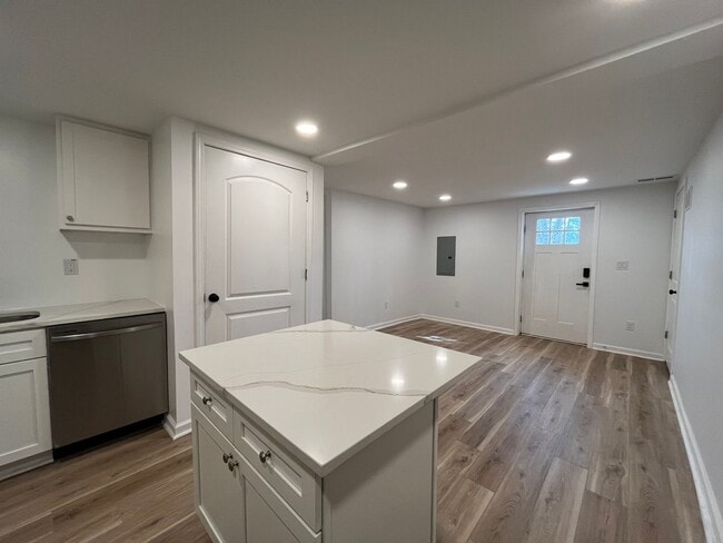 Building Photo - Modern 2BD, 2BA with 3rd Bonus Room Near Downtown Durham with Assigned Off-Street Parking and Bac...