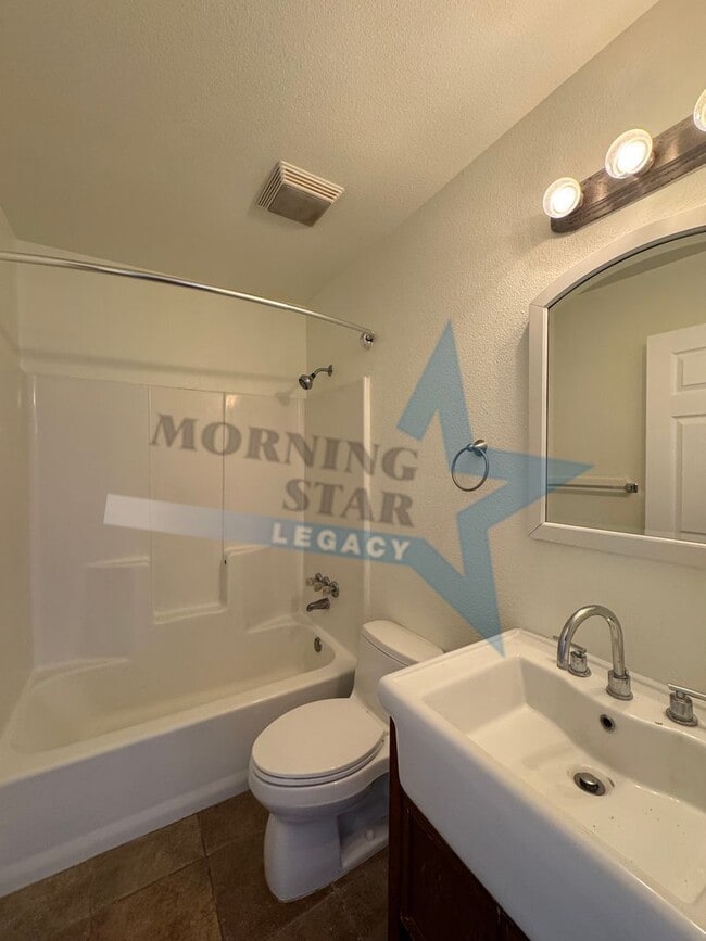 Building Photo - Spacious home in desirable location!