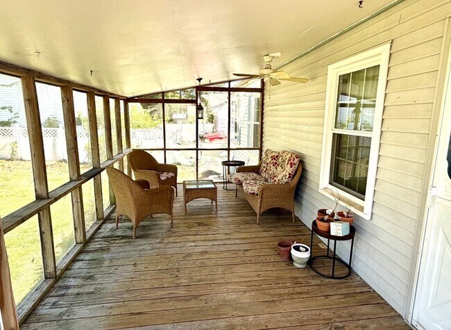 Building Photo - 5 Bed 2 Bath Home for Rent in Chesapeake!