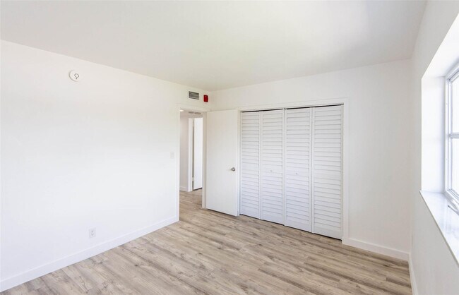 Building Photo - 651 Pine Dr