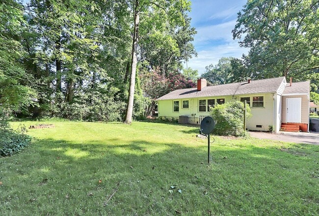 Building Photo - Discover the charm of this brick ranch nestled in the heart of Madison Park