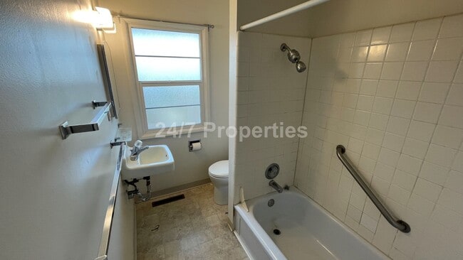 Building Photo - Cozy 2 BD | 1 BA Apartment w/ Full Basemen...