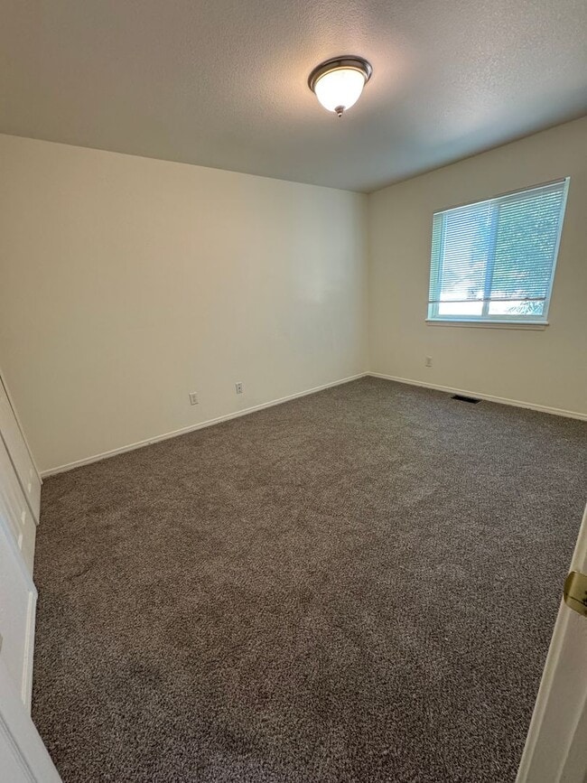 Building Photo - Beautiful 4 bedroom house avail 6/12
