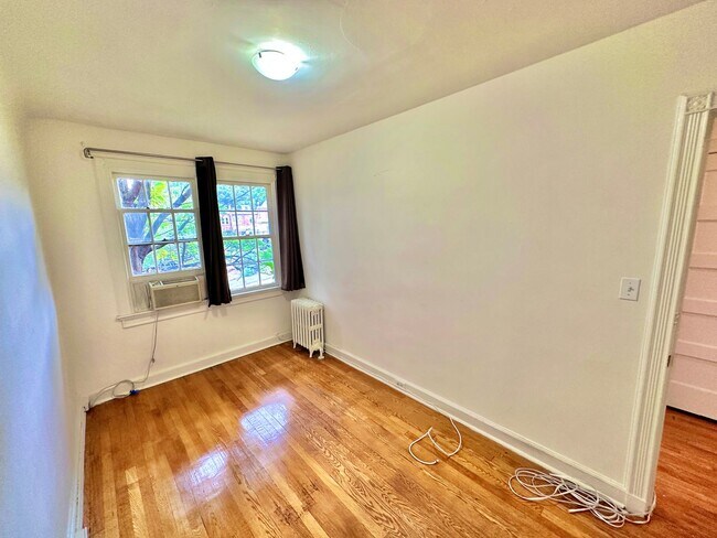 Building Photo - Spacious 6 bedroom 3.5 bath Tudor Townhouse w/Deck close to Georgetown University & Hospital