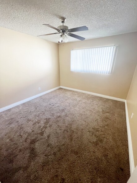 Building Photo - 835 S Oaks Ave