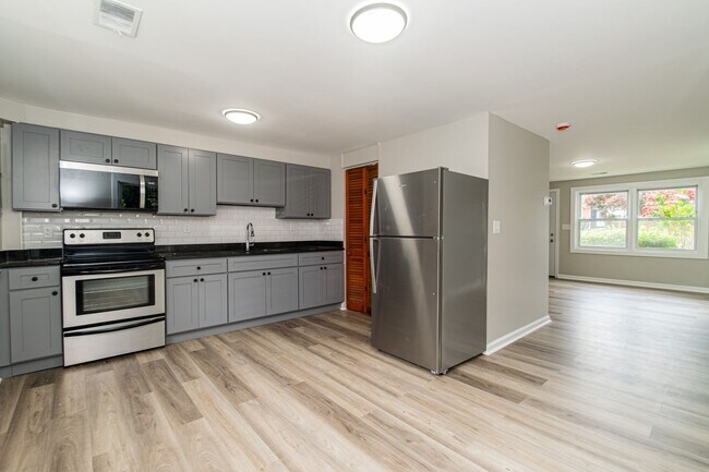 Building Photo - Newly Renovated Three Bedroom house in Par...