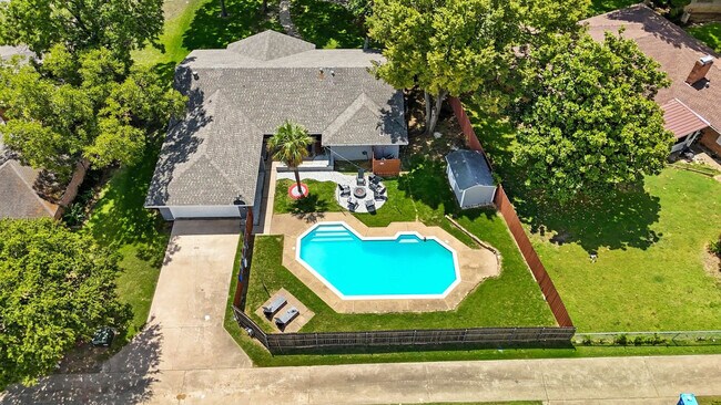 Building Photo - 1231 Springbrook Cir