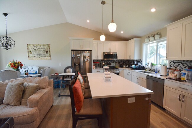 Building Photo - Beautiful, Modern, Updated, 4 Bed 3 Bath A...