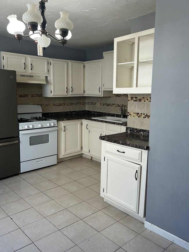 Building Photo - Charming 3-Bedroom Property in Prime Location