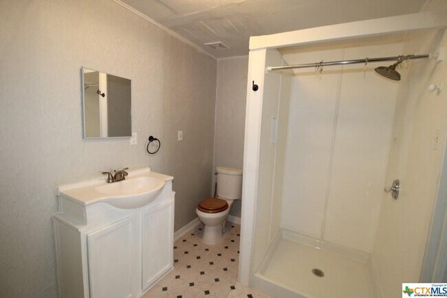 Building Photo - 409 Short Ave