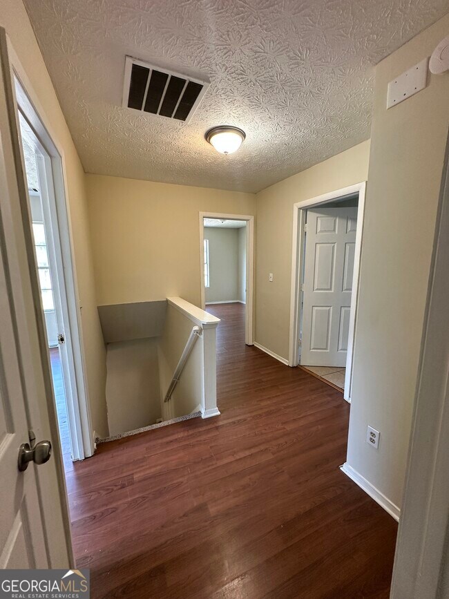 Building Photo - 1011 Hampton Hill Ct