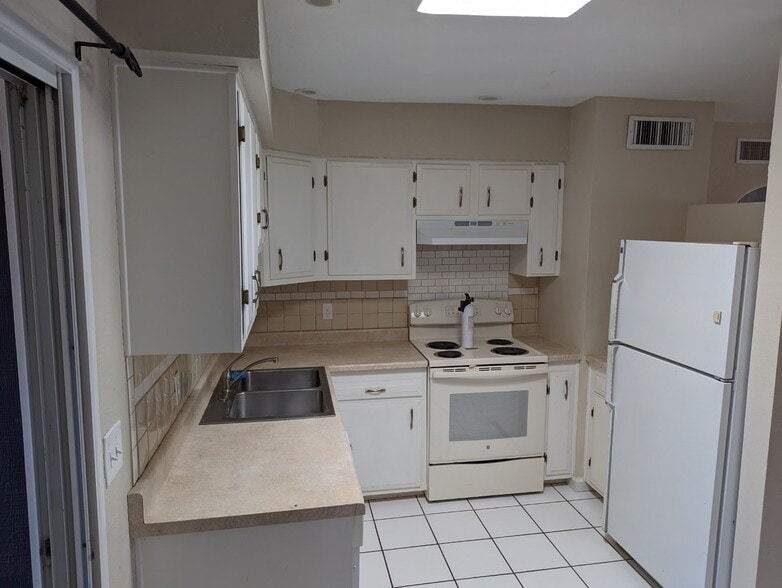 Kitchen - 3646 E Blacklidge Dr