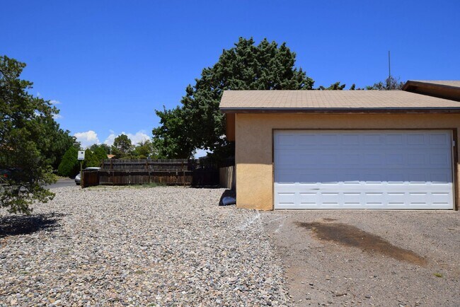 Building Photo - 3 bed 2 bath 2cg in SE Rio Rancho