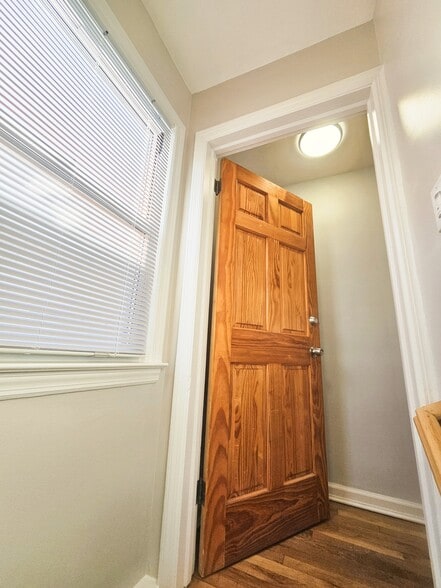 Private entrance with sunfilled hallway and lighting - 2050 Hazen St