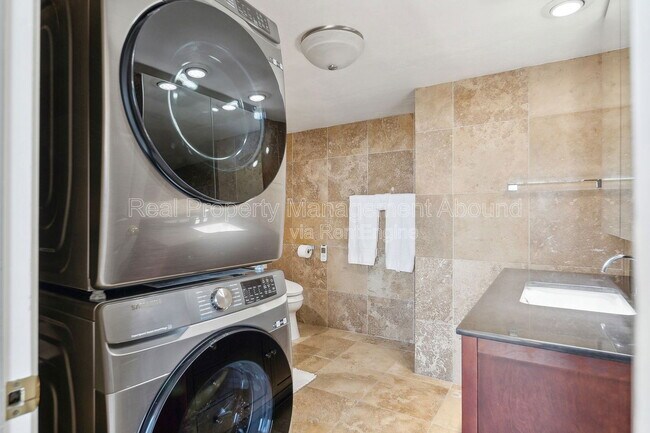 Building Photo - 410 W 7th St