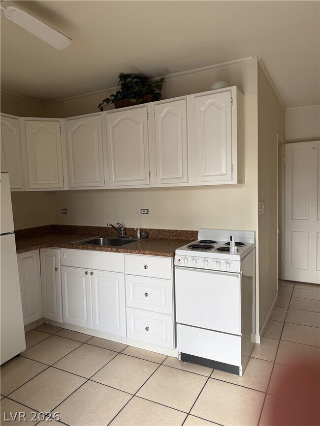 Building Photo - 640 6th St