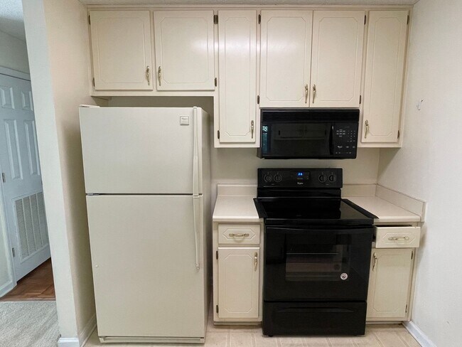 Building Photo - Briarwood Townhomes - End Unit!