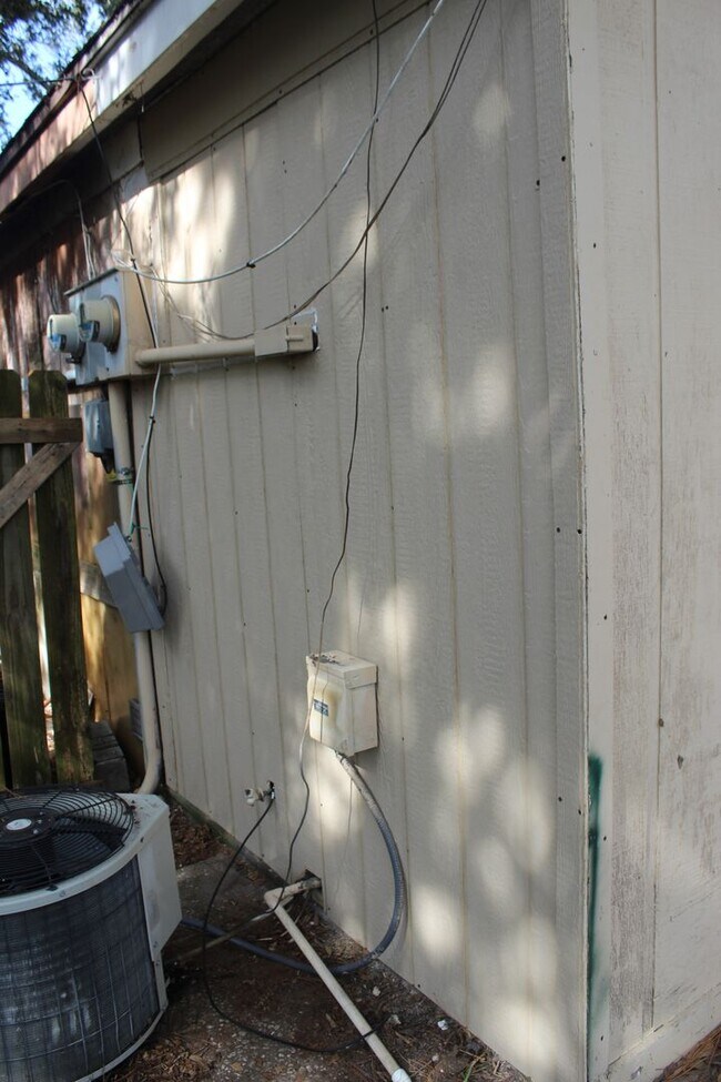 Building Photo - 2 bedroom 2 bath