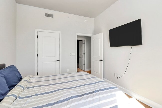 Building Photo - Spectacular 7th floor corner unit condo in Royal Court!