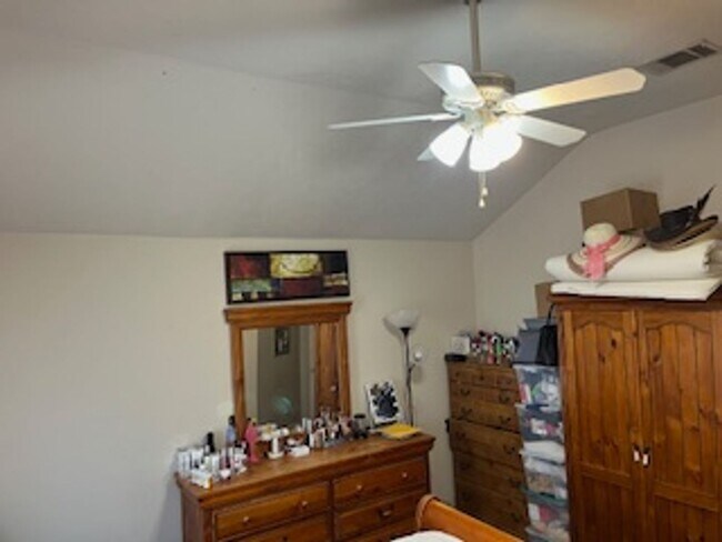 Building Photo - College Station - 3 bedroom / 2 bath / Gar...