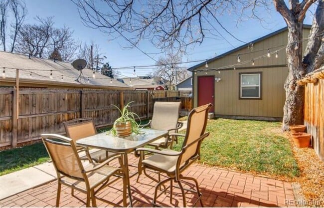 Building Photo - Updated 2-bedroom, 1-bath townhouse in the...