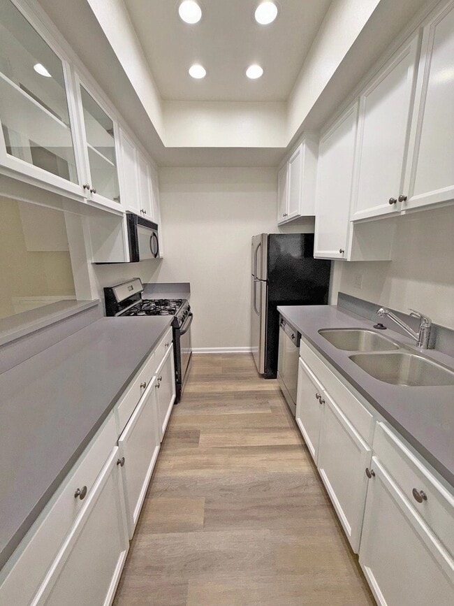 Building Photo - 2969 Kelton Ave