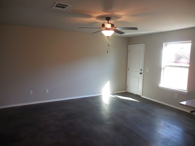 Building Photo - 118 NE 23rd St